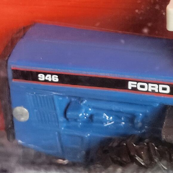 Vintage 1994 Scale models 1/64 scale Ford 946 4wd die-cast tractor blue/white - Picture 3 of 7
